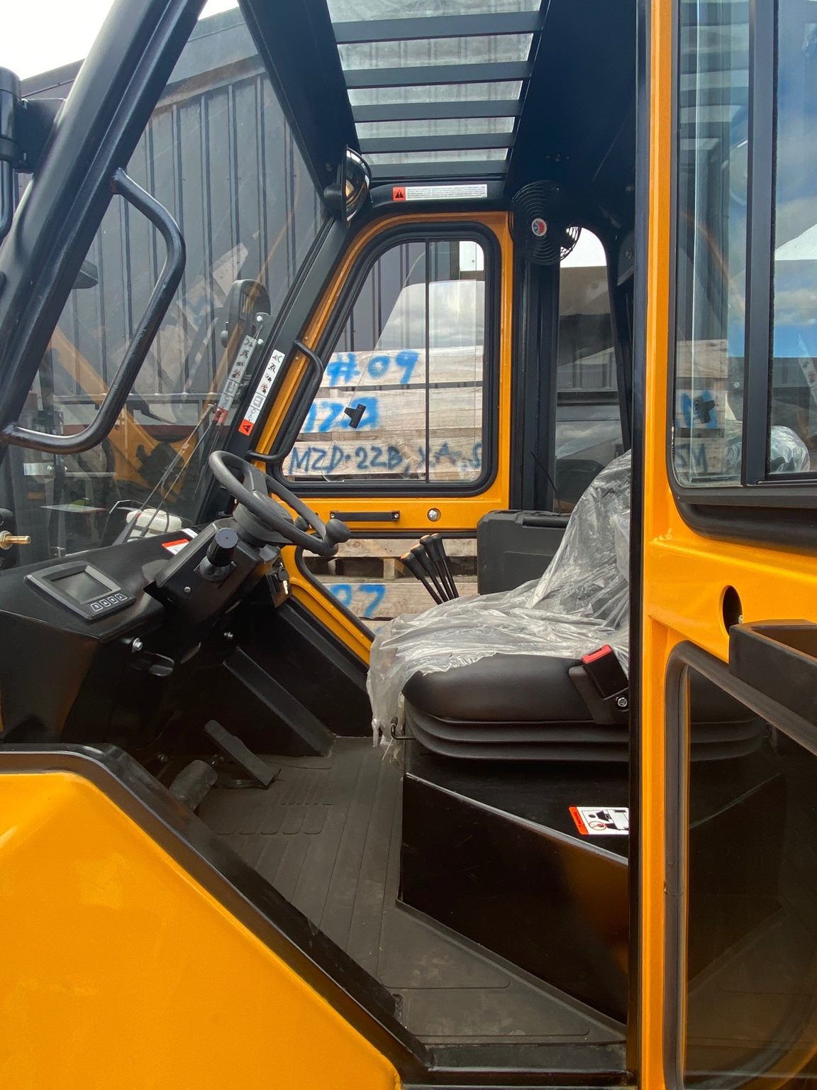 TRUCK FOR SALE - 4WD 3.5 Ton Rough Terrain Forklift