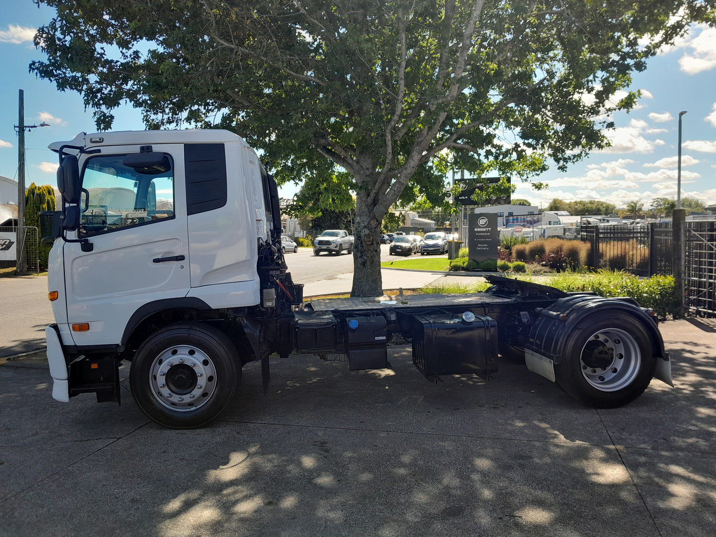 TRUCK FOR SALE - 2017 NISSAN UD WHITE
